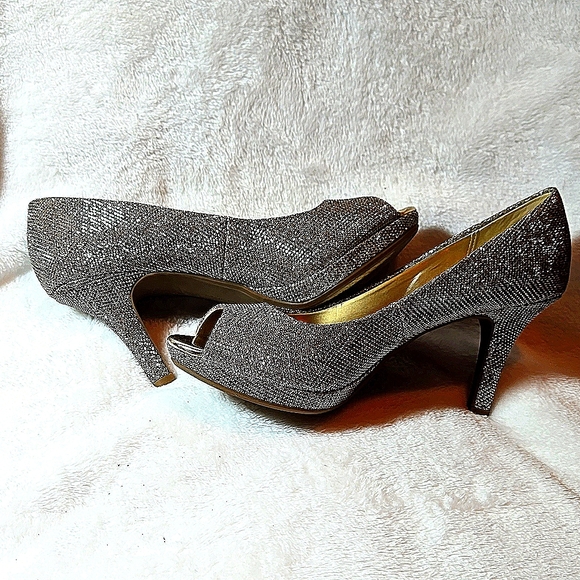 Bandolino Heels 6 1/2  NWOT - Picture 4 of 7